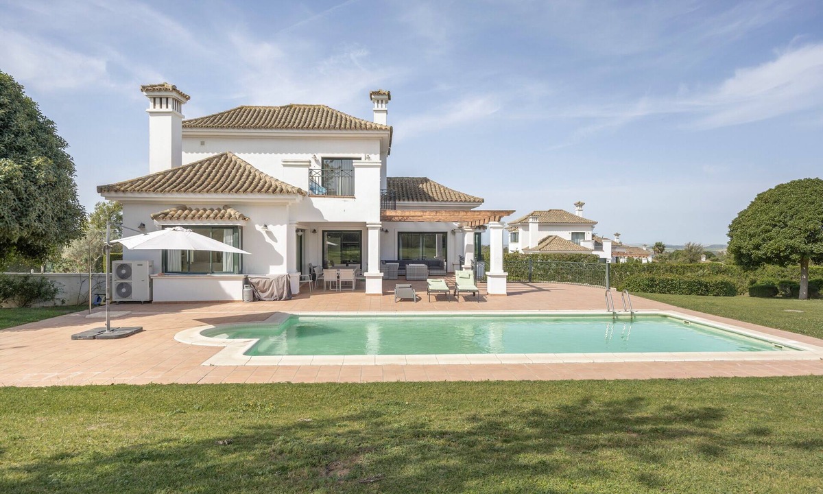 Arcos de la Frontera Villa | Villa 'Arcos Golf Jacaranda 11' with Mountain View, Wi-Fi and Air Conditioning