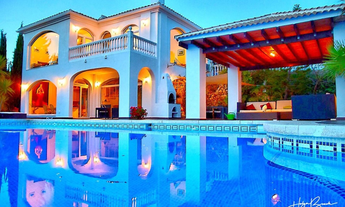 Moclinejo Villa | Villa Axarquia – Sea View to Málaga, Heated Pool, 100 Mbps Wi-Fi, EV Charger