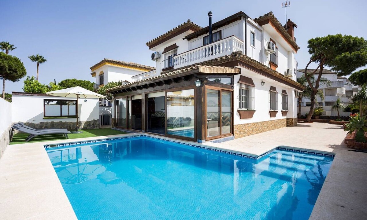 Poblado de Sancti Petri Villa | Villa 'Aytana' with Private Pool, Wi-Fi and Air Conditioning
