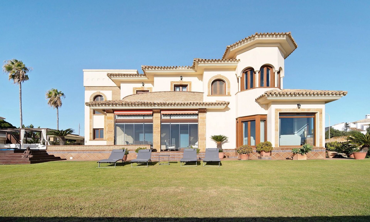 San Ambrosio Villa | Villa "Carolina Beach House" with Sea View, 2 Private Terraces & Wi-Fi