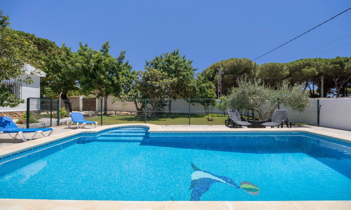 Chiclana de la Frontera Villa | Villa 'Chalet Good Vibes' with Private Pool, Wi-Fi and Air Conditioning