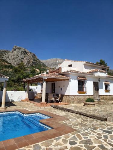 Valle de Abdalagis Ski Chalet | Villa Cabera I Piscina Privada I Barbacoa I Cerca de Caminito del Rey
