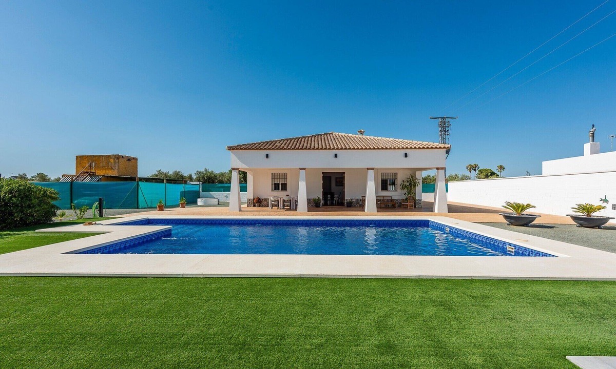 Marchena House | Villa "Casa Brisa del Valle" with Private Pool, Covered Terrace & Wi-Fi