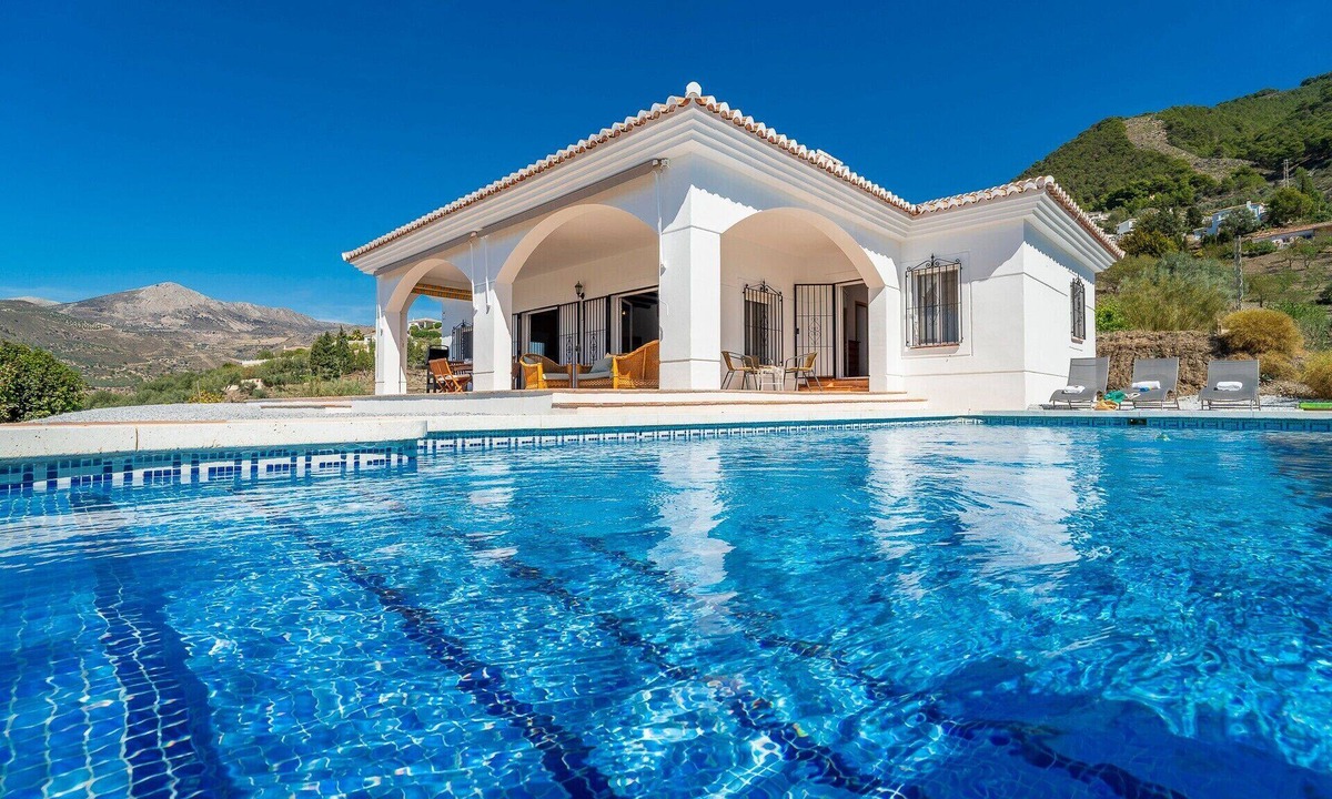 Alcaucin Villa | Villa 'Casa Hyam' with Lake View, Private Pool and Air Conditioning