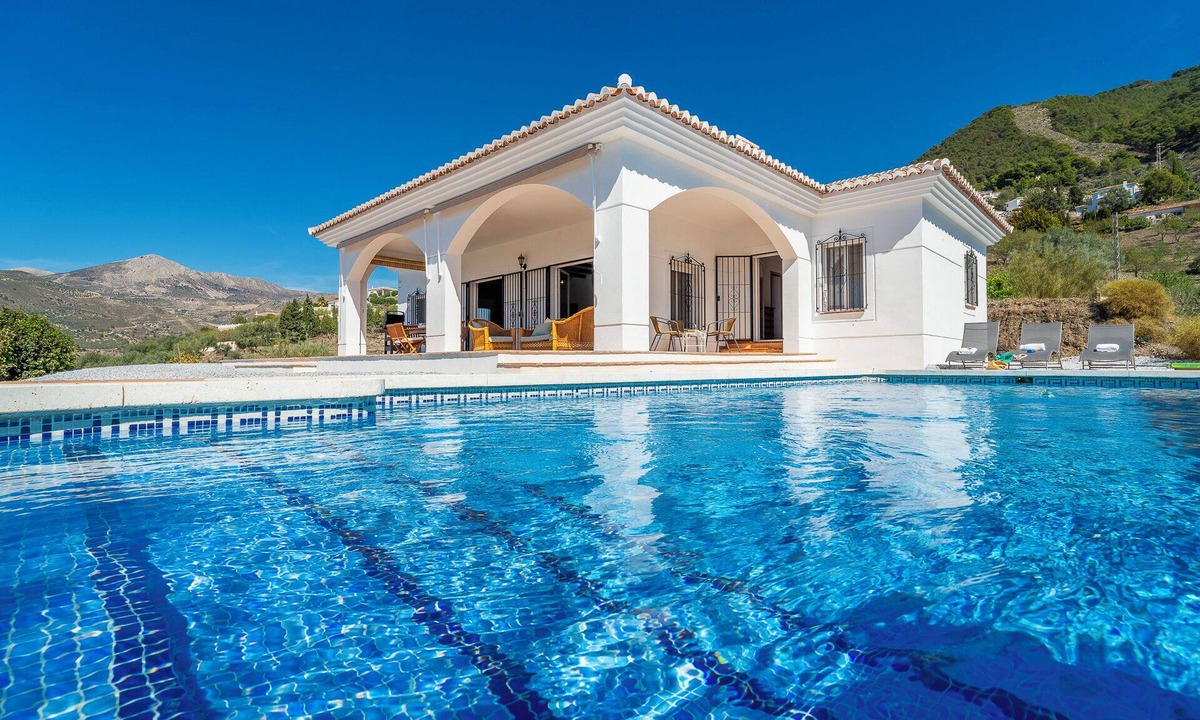 Alcaucin Villa | Villa 'Casa Hyam' with Lake View, Private Pool and Air Conditioning