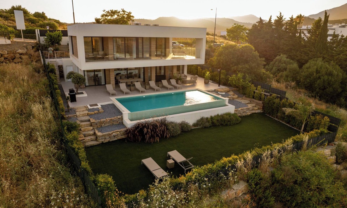 Estepona Villa | Villa Castaño sea views with heated Pool | Estepona | 8p