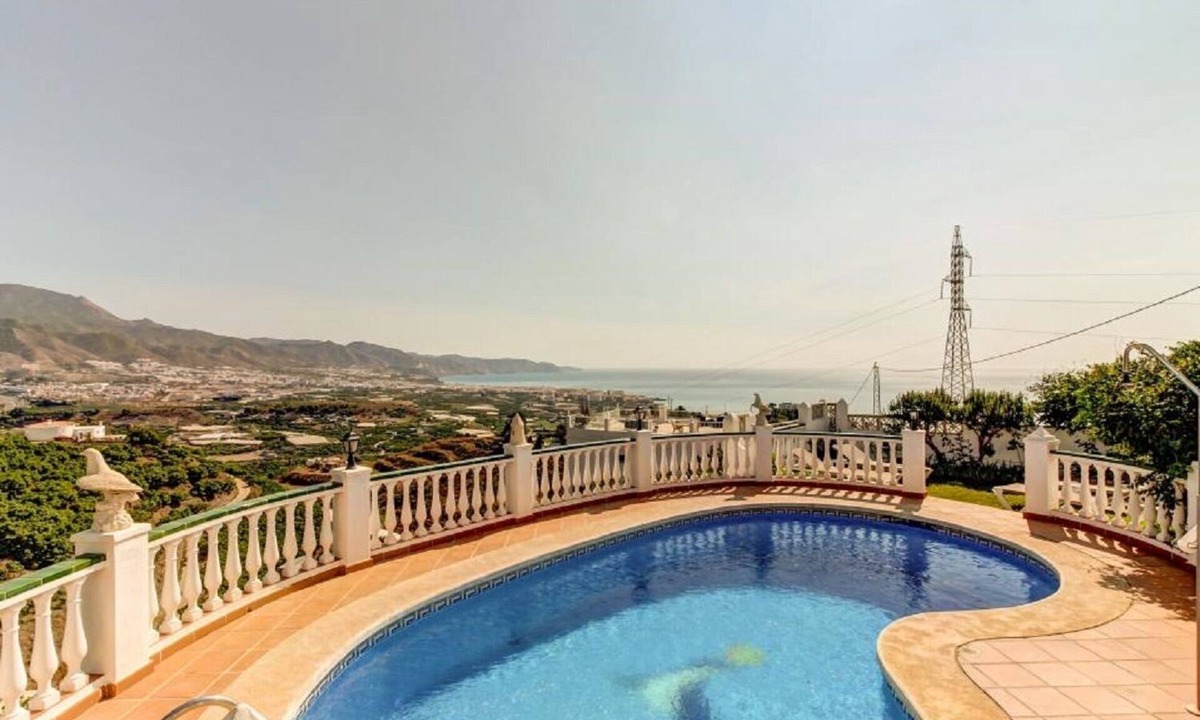 Nerja Ski Chalet | VILLA CEREZO