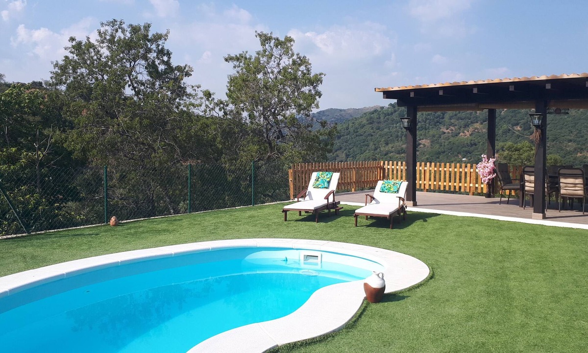 Gaucin Ski Chalet | Villa Evelyn. Privacy Garden, WiFi, Nature, Relax, Birdwatching, Fully Equipment