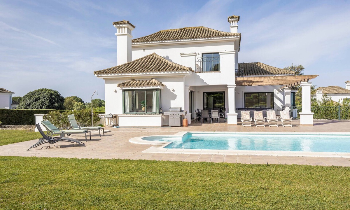 Arcos de la Frontera Villa | Villa 'Jacaranda Arcos Golf 9' with Mountain View, Wi-Fi and Air Conditioning