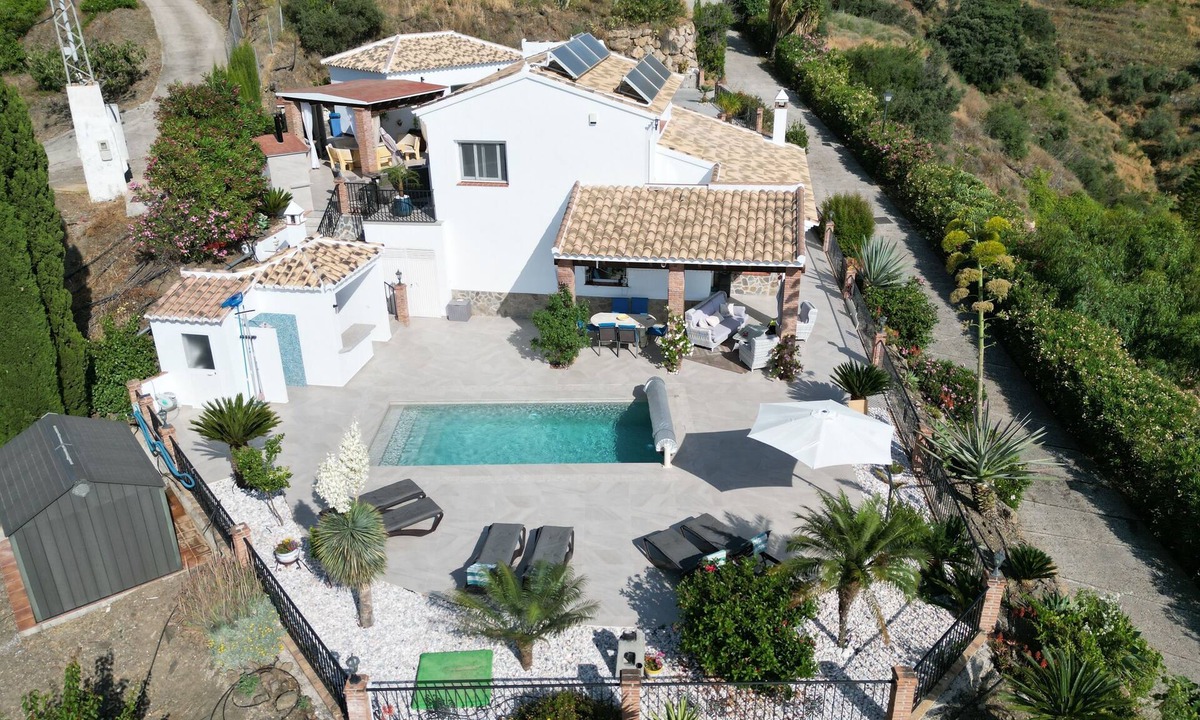 Sayalonga House | Villa Jessica is a stunning 3 bedroom villa substantially remodelled in 2025