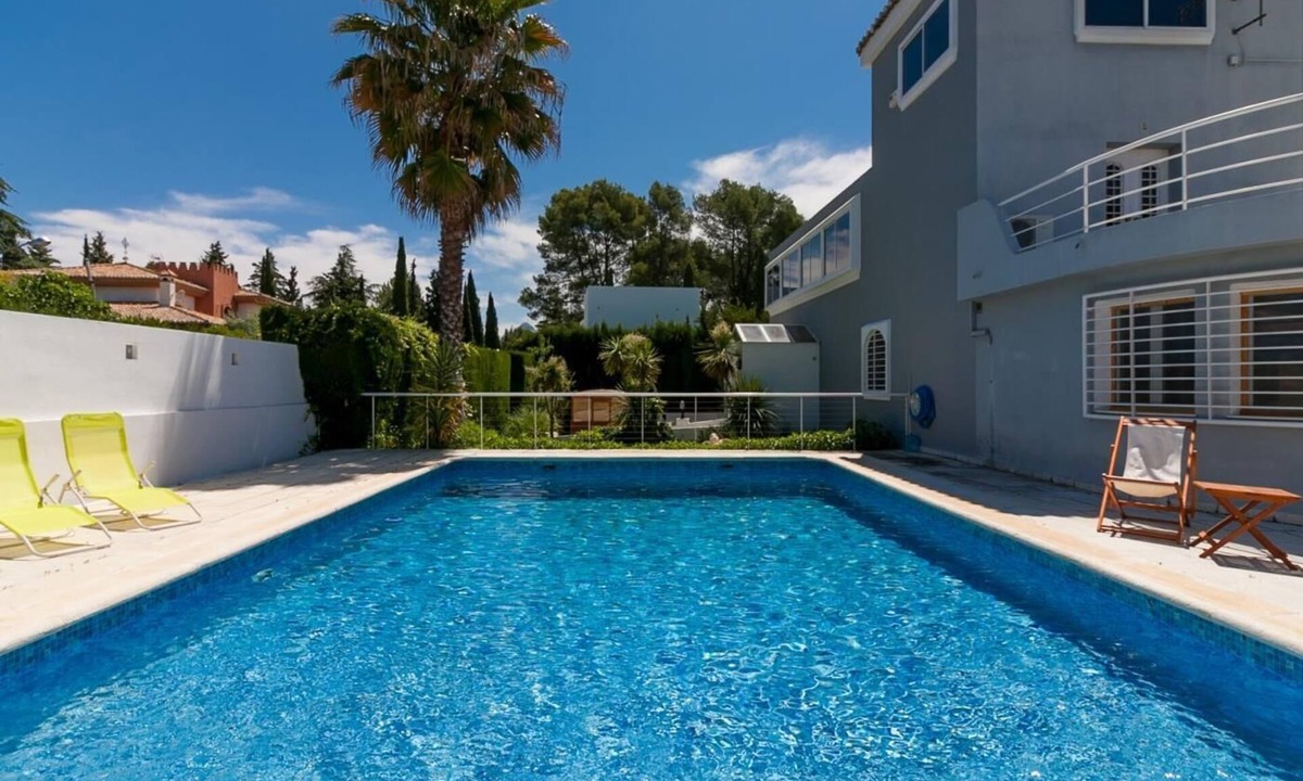 Parque de Cubillas Villa | Villa LUNA with private pool, gardens and large barbecue area