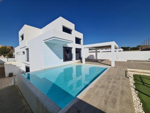 Retamar Villa | Villa Luz, lujoso y exclusivo alojamiento con piscina privada y cerca de la playa