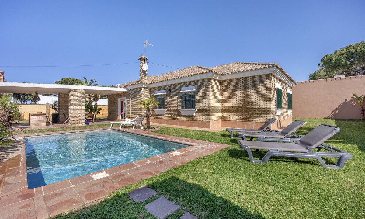 Chiclana de la Frontera House | Villa 'Olivos 1C' with Private Pool, Wi-Fi and Air Conditioning