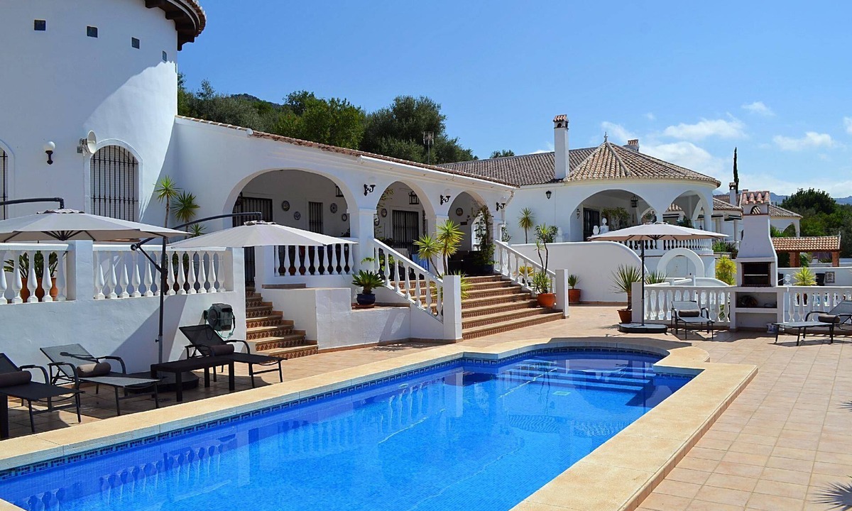 Periana House | Villa overlooking the water