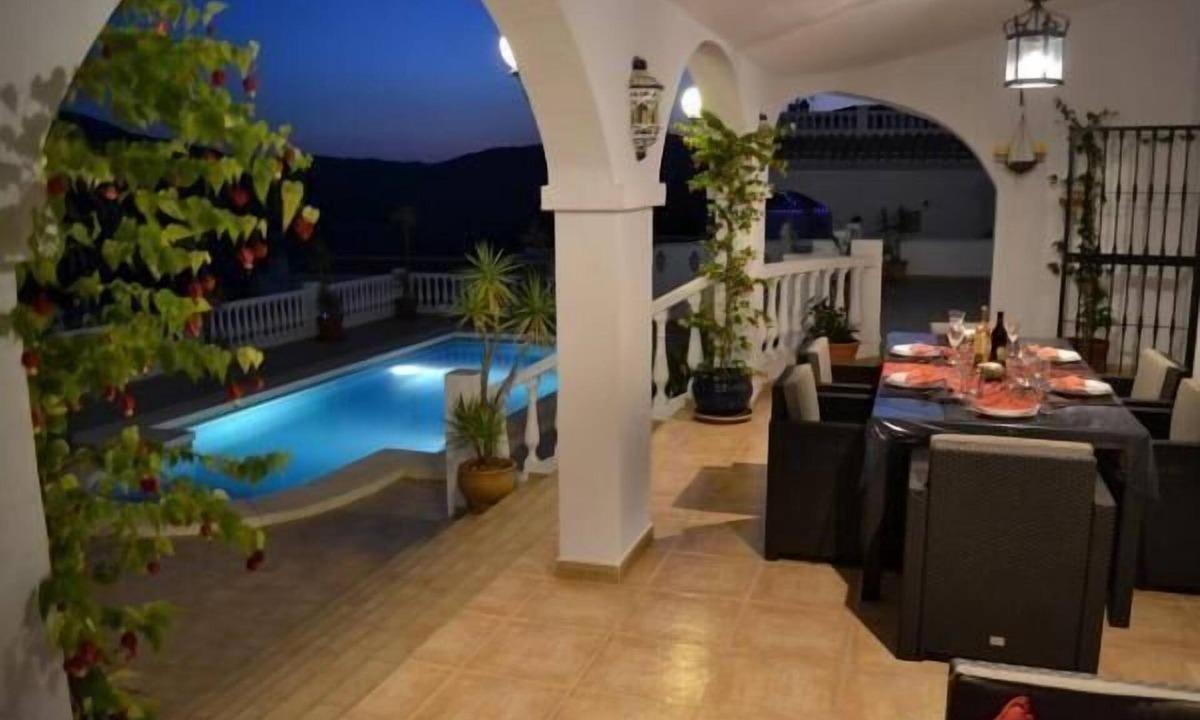 Periana House | Villa overlooking the water