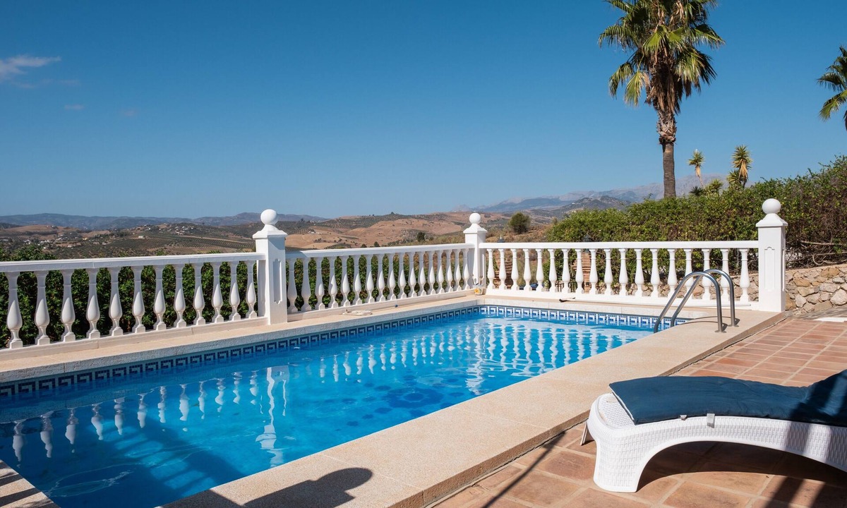 Vinuela Villa | Villa "Puesta del Sol" with Lake View, Private Pool & Wi-Fi