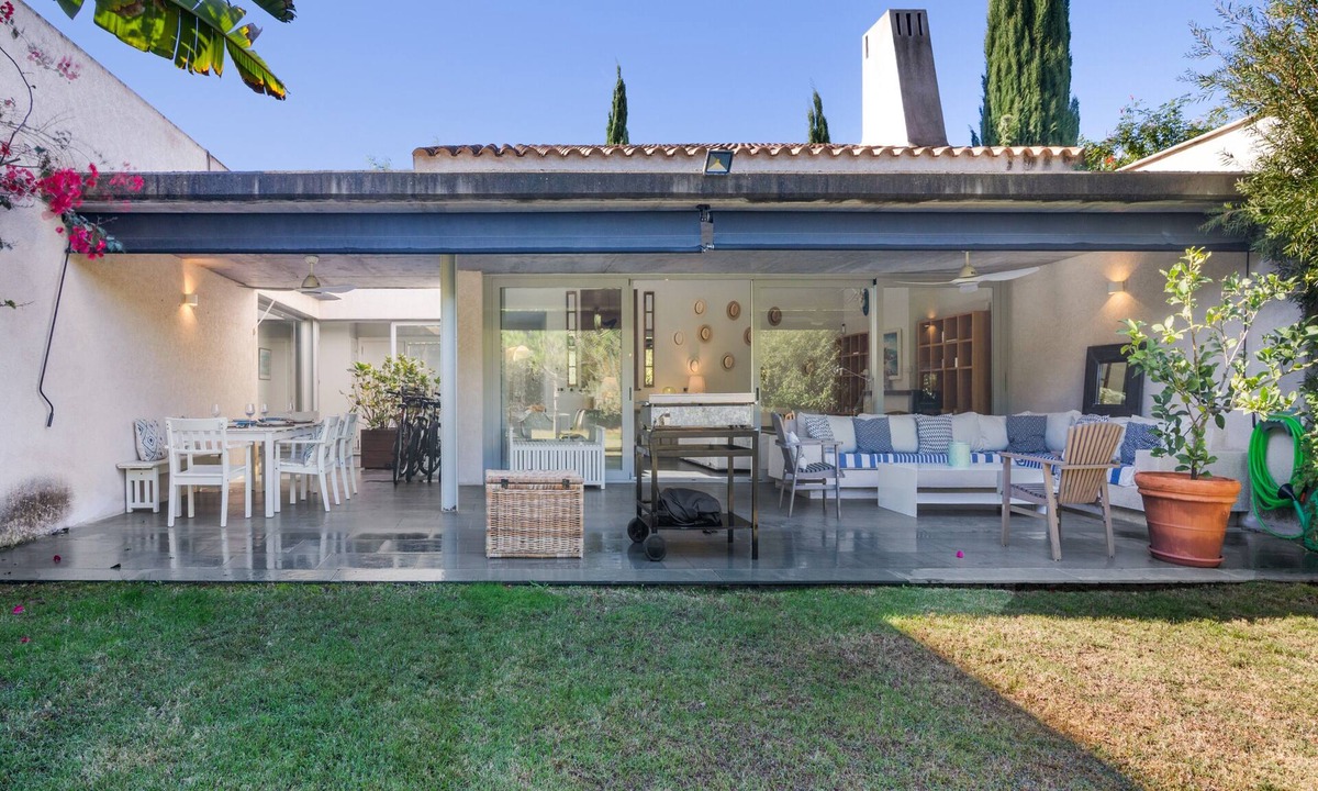 El Rompido Villa | Villa 'Rompido' with Shared Pool, Private Garden, and Balcony