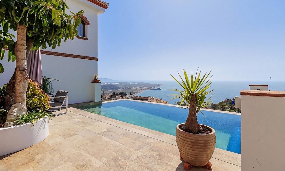 Salobrena Villa | Villa Tropical with private heated pool