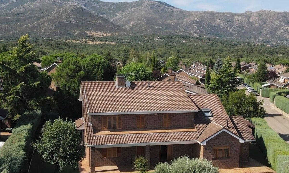 Becerril de la Sierra Ski Chalet | Villa with pool in the mountains