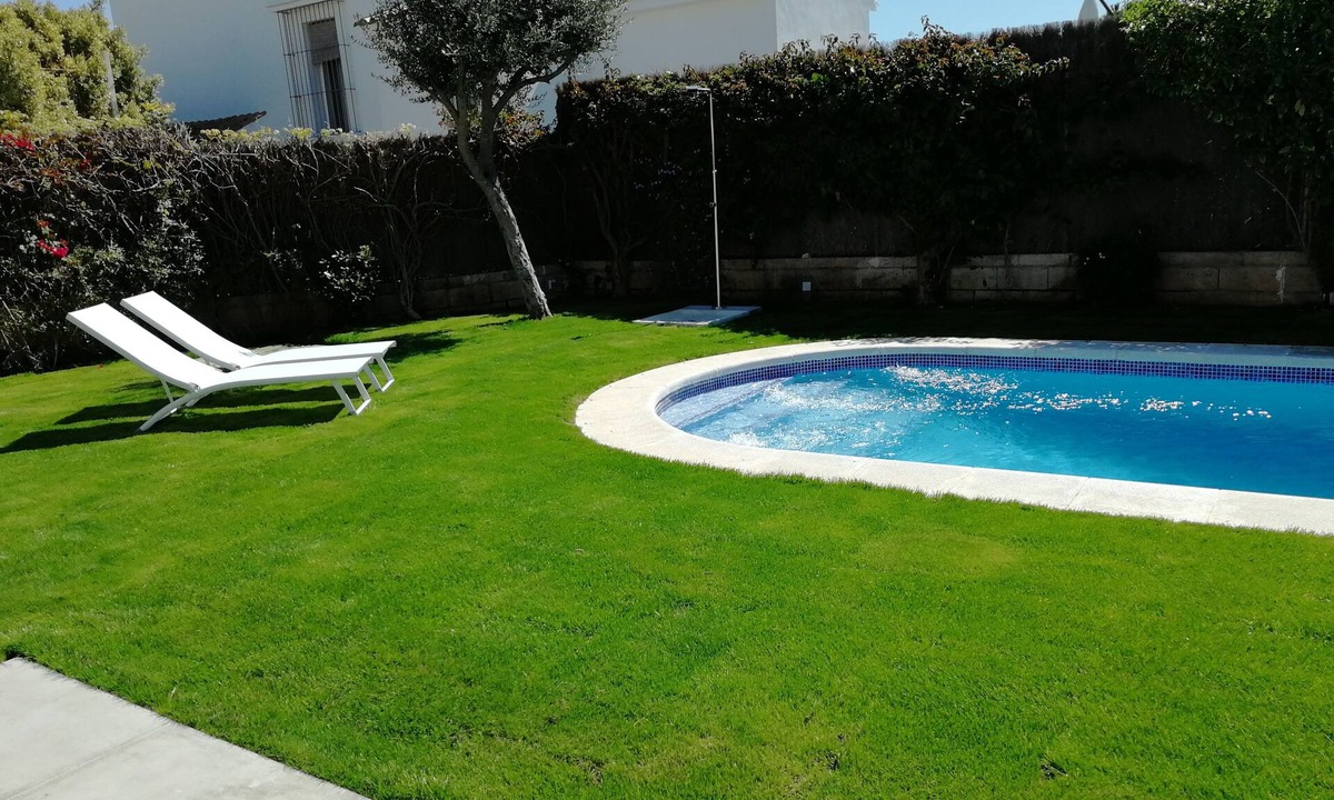 El Puerto de Santa Maria Ski Chalet | Vistahermosa c pool next to P Sherry and beach
