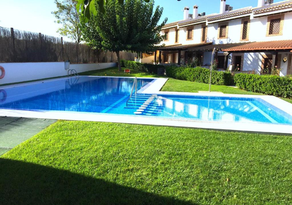 Luque Ski Chalet | Vistaluque - Casa Adosada de 3 habitaciones con Piscina y Pista de Padel