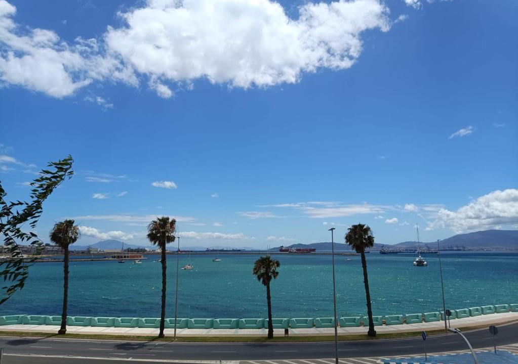 La Linea de la Concepcion House | Vistas a 3 Países y 2 Continentes - 1ª Linea de Playa - 5 min Gibraltar - E-Scooter Gratis