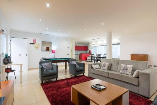 Pedregalejo Apartment | Vivienda amplia y cómoda hasta 10 huéspedes.