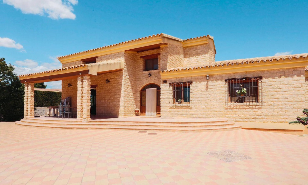 Barranda House | Welcome to this spacious and authentic villa with swimming pool in Caravaca.