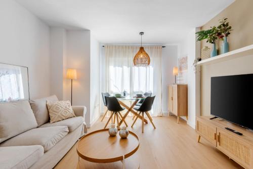 Bailen-Miraflores Apartment | WintowinRentals Modern Apartment with Private Indoor Patio in Málaga