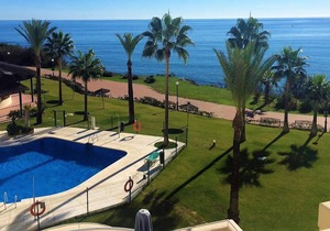 4 bedroom apartment on beachfront w. frontal seaviews, wifi and british TV
