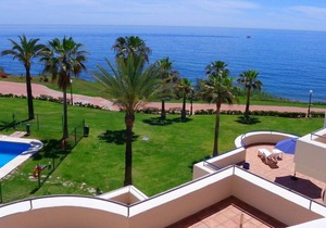 4 bedroom apartment on beachfront w. frontal seaviews, wifi and british TV