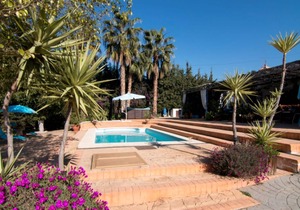 Delightful 2-bedroom bungalow 'Vinuela', sleeps 4, in country holiday complex