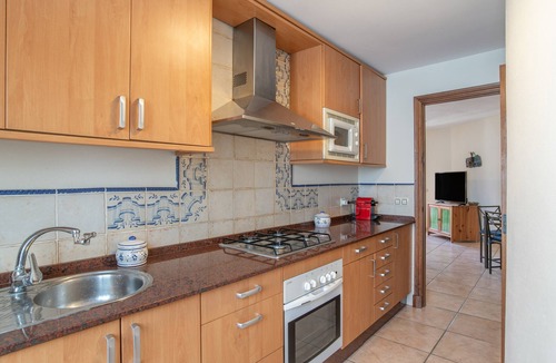 Atlanterra Apartment | Ático Dúplex Jardines de Zahara: Piscina Compartida, Terraza Privada y Wi-Fi