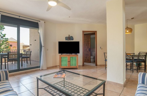 Atlanterra Apartment | Ático Dúplex Jardines de Zahara: Piscina Compartida, Terraza Privada y Wi-Fi