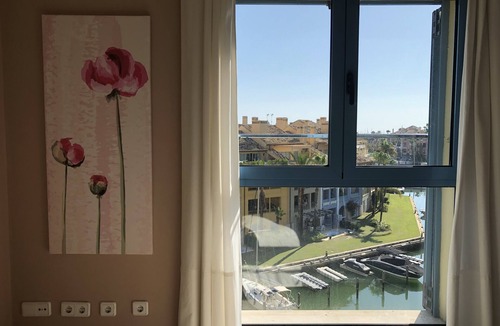 Sotogrande Apartment | Ático Luminoso y Acogedor con Vistas al Canal