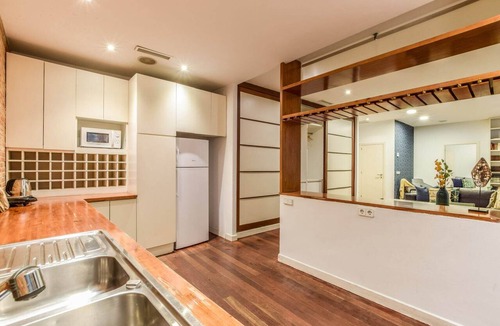 Justicia Apartment | 12-Guest Haven Near Metro
