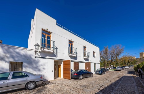 Carmona House | 3 apts, sleeps 12, opposite Parador, rooftop terrace + private lounge ~ Casa Xanadu Carmona