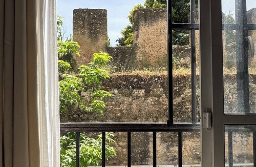 San Julian Apartment | 3 bedroom duplex with balcony and views of the defensive wall of Seville