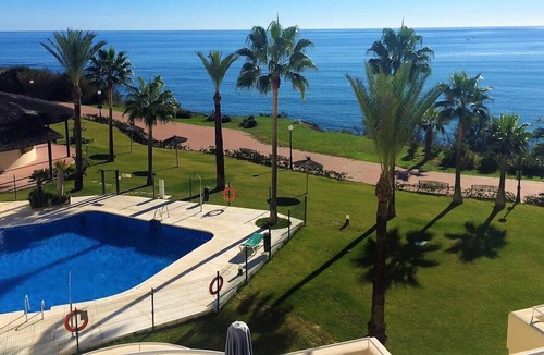 Buenas Noches Apartment | 4 bedroom apartment on beachfront w. frontal seaviews, wifi and british TV