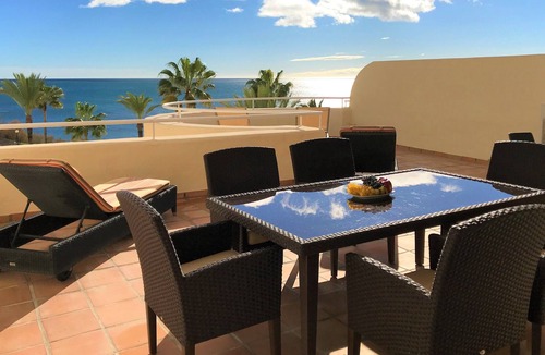 Buenas Noches Apartment | 4 bedroom apartment on beachfront w. frontal seaviews, wifi and british TV