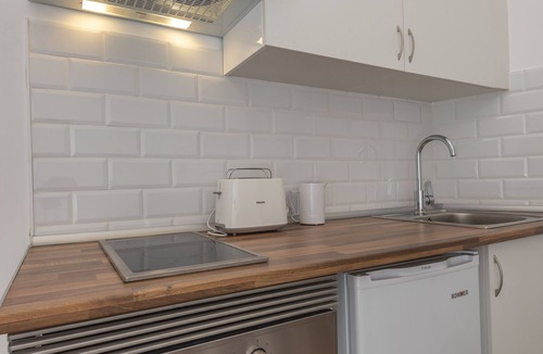 Vista Alegre House | 4km From Sol , 1 min Metro, Wifi, Washing Machine and Dryer
