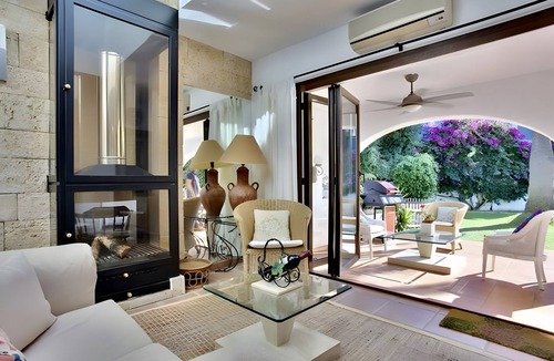 San Pedro de Alcantara Villa | 5-Bedroom Villa 'By The Beach' with Sea Views, Wi-Fi & Air Conditioning