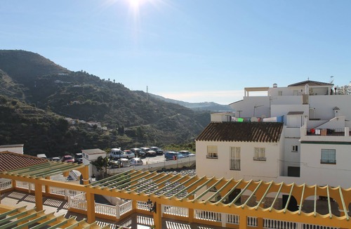 Torrox Apartment | 5* Rated Luxury Apartment~Free WiFi~AirCon~Close to Beach~Walk to Restaurants.
