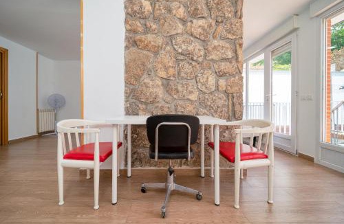 Pozuelo de Alarcon Ski Chalet | A Casa Grande CASA CAFE MADRID 20 PERSONAS