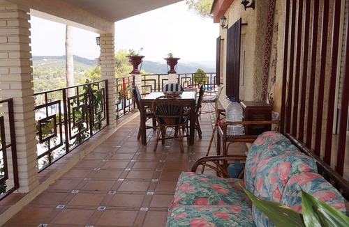 Albalate de Zorita Ski Chalet | A country house near Madrid with a pool.