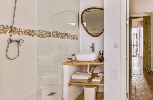 Canillas de Aceituno Bed & Breakfast | A Home Away From Home: Encanto Guesthouse