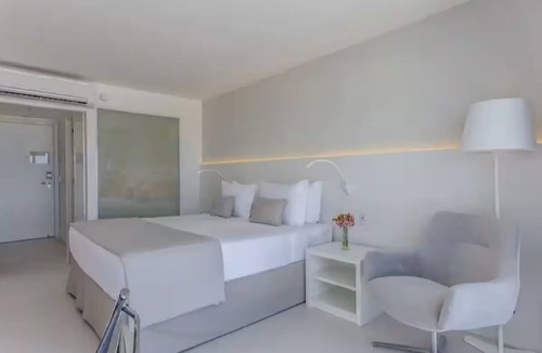 Recreio dos Bandeirantes Hotel | Accommodation for Couples or Friends | 0.7 Mi to Recreio dos Bandeirantes Beach