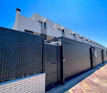 Villa de Vallecas Villa | Acogedora casa en Madrid con piscina privada, jacuzzy y garaje