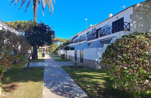 Chiclana de la Frontera House | Adosado a 200 metros de la playa en urbanización Las Arenas