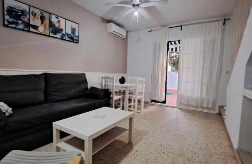 Chiclana de la Frontera House | Adosado a 200 metros de la playa en urbanización Las Arenas